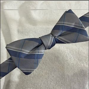 New condition mens Madison plaid pre-tied adjustable bow tie.
